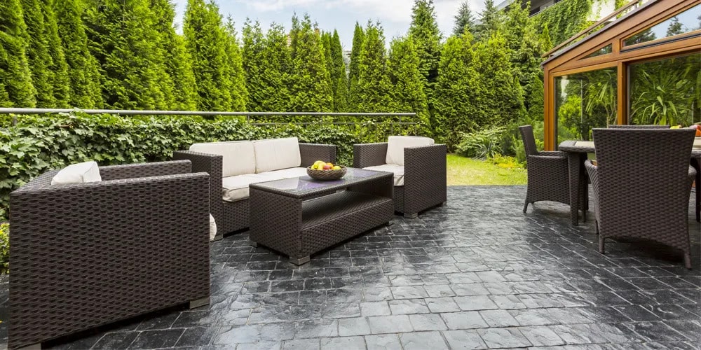 Aké sú rozdiely medzi ratanovým a prúteným nábytkom?